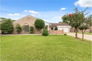 11411 Ash Creek Dr, Houston, TX 77043 - Photo 1