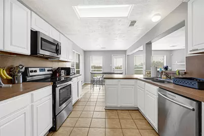 5707 Meadow Breeze Lane, Rosharon, TX 77583 - Photo 9