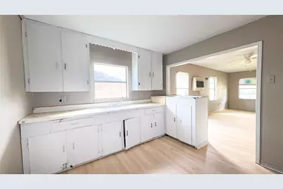 909 N Lake Avenue, Eagle Lake, TX 77434 - Photo 9