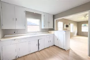 909 N Lake Ave, Eagle Lake, TX 77434 - Photo 9