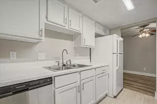 9552 Windswept Ln, Houston, TX 77063 - Photo 13