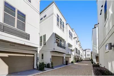 423 T C Jester Boulevard, Houston, TX 77007 - Photo 1