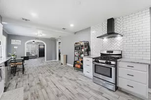 9330 E Avenue L, Houston, TX 77012 - Photo 13