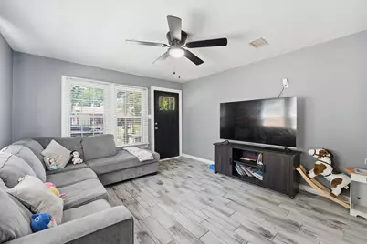 9330 E Avenue L, Houston, TX 77012 - Photo 7