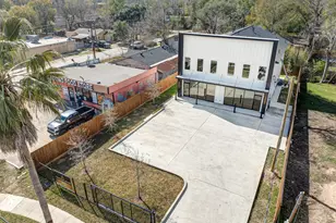 704 S 1st St, Conroe, TX 77301 - Photo 23