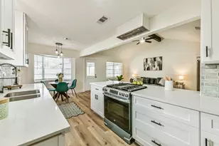 1913 Grace St, Alvin, TX 77511 - Photo 9