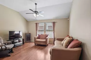 619 Castle Cove Ln, League City, TX 77573 - Photo 5