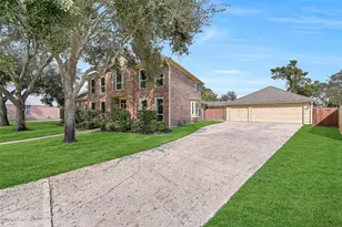 303 Regency Ct, Friendswood, TX 77546 - Photo 3