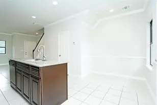 990 Grenshaw St, Houston, TX 77088 - Photo 7