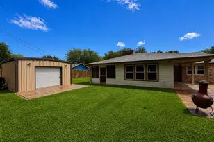 913 Cannan Dr, Angleton, TX 77515 - Photo 3