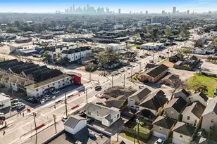 2009 N Durham Dr, Houston, TX 77008 - Photo 35