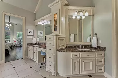 319 S Silvershire Circle, The Woodlands, TX 77381 - Photo 23