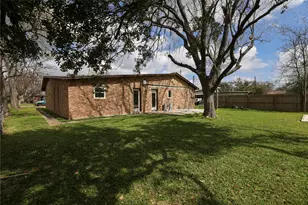 136 Talisman St, Lake Jackson, TX 77566 - Photo 5