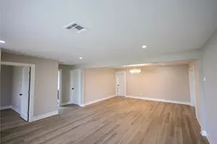 136 Talisman St, Lake Jackson, TX 77566 - Photo 9