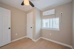 2516 Craigmont St, Houston, TX 77023 - Photo 9