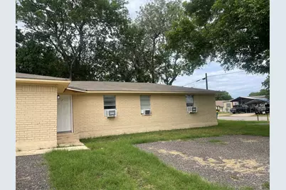 819 E Guadalupe St, La Grange, TX 78945 - Photo 9