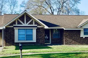 225 Crest Hill Dr, Conroe, TX 77301 - Photo 1