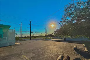 927 27th St, Dickinson, TX 77539 - Photo 13