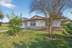907 S 3rd St, La Porte, TX 77571 - Photo 1