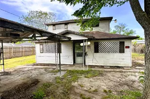 207 S 5th St, Highlands, TX 77562 - Photo 1