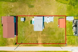 981 Sea Spray Dr, Crystal Beach, TX 77650 - Photo 3