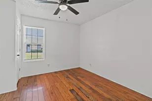 319 E B St, La Porte, TX 77571 - Photo 5