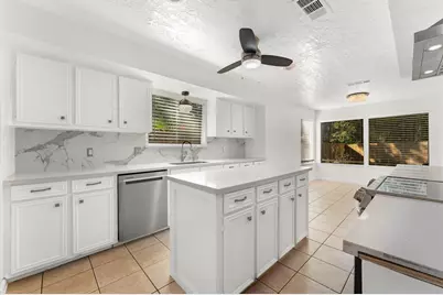 33 Crystal Lake Lane, The Woodlands, TX 77380 - Photo 11