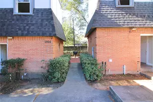 1305 Adams St, Conroe, TX 77301 - Photo 9