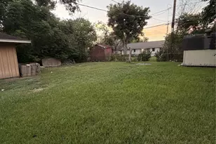 5715 Waterford Dr, Houston, TX 77033 - Photo 7