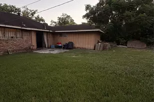 5715 Waterford Dr, Houston, TX 77033 - Photo 5