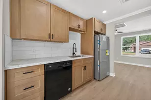 889 Chas Ln, Houston, TX 77091 - Photo 11