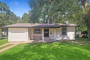 121 Wisteria St, Lake Jackson, TX 77566 - Photo 1