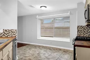830 S 6th St, La Porte, TX 77571 - Photo 15