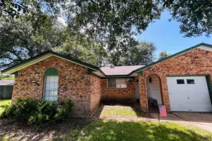 2 Travis Ct, Angleton, TX 77515 - Photo 3