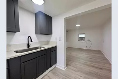 27 Norwood St #4, Houston, TX 77011 - Photo 5