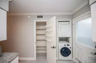 9015 Gaylord St, Hedwig Village, TX 77024 - Photo 11