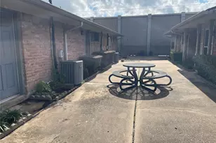 1110 W Tri Oaks Ln, Houston, TX 77043 - Photo 13