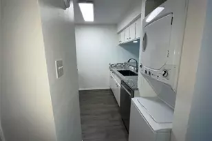 1110 W Tri Oaks Ln, Houston, TX 77043 - Photo 7