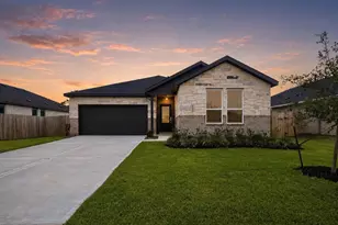 513 Robin St, Angleton, TX 77515 - Photo 1