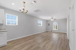 8902 1/2 Courtney Dr, Highlands, TX 77562 - Photo 7