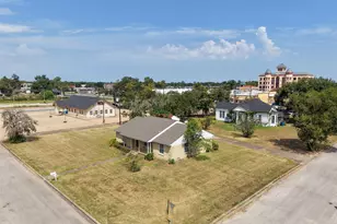 810 Main St, Hempstead, TX 77445 - Photo 3