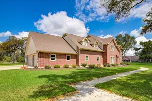 212 Teakwood St, Lake Jackson, TX 77566 - Photo 5