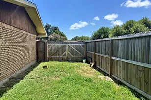 910 San Jacinto Ave, Texas City, TX 77590 - Photo 3