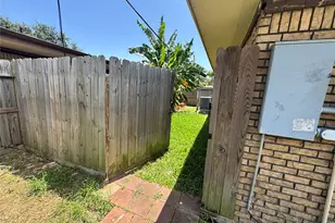 910 San Jacinto Ave, Texas City, TX 77590 - Photo 17