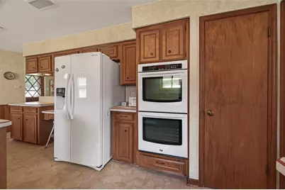 8410 Twin Hills Drive, Houston, TX 77071 - Photo 17