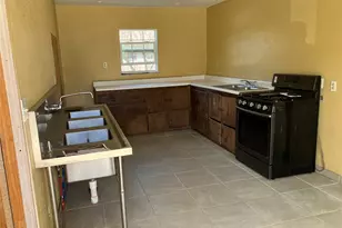 312 S Mechanic St, El Campo, TX 77437 - Photo 3