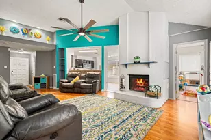 327 Brompton Ct, Highlands, TX 77562 - Photo 3