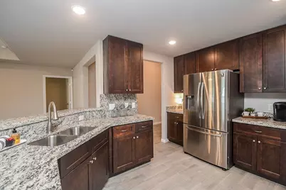 828 S 1st Street, La Porte, TX 77571 - Photo 9