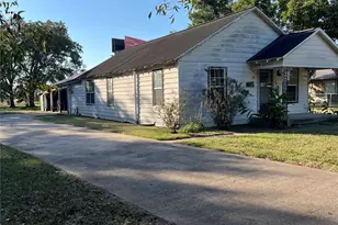 615 N Fourth St, Ganado, TX 77962 - Photo 1