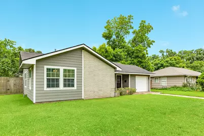218 Palm Lane, Lake Jackson, TX 77566 - Photo 3